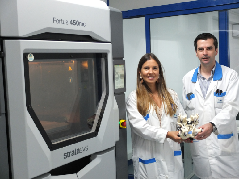 Ana Cortez, RD&I Manager, Celoplás (left) and Domingos
Pereira, RD&I Engineer, Celoplas (right) with the Stratasys Fortus
450mc 3D printer.